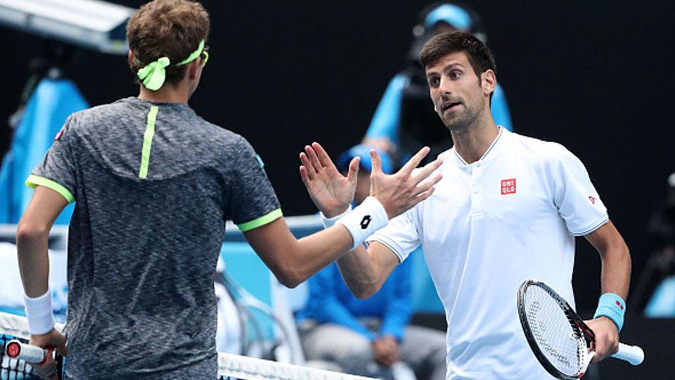 Novak Djokovic (kanan) kalah dari Denis Istomin. - INDOSPORT